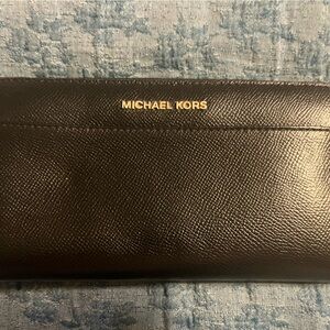 Authentic Micheal Kors wallet. Very good used condition